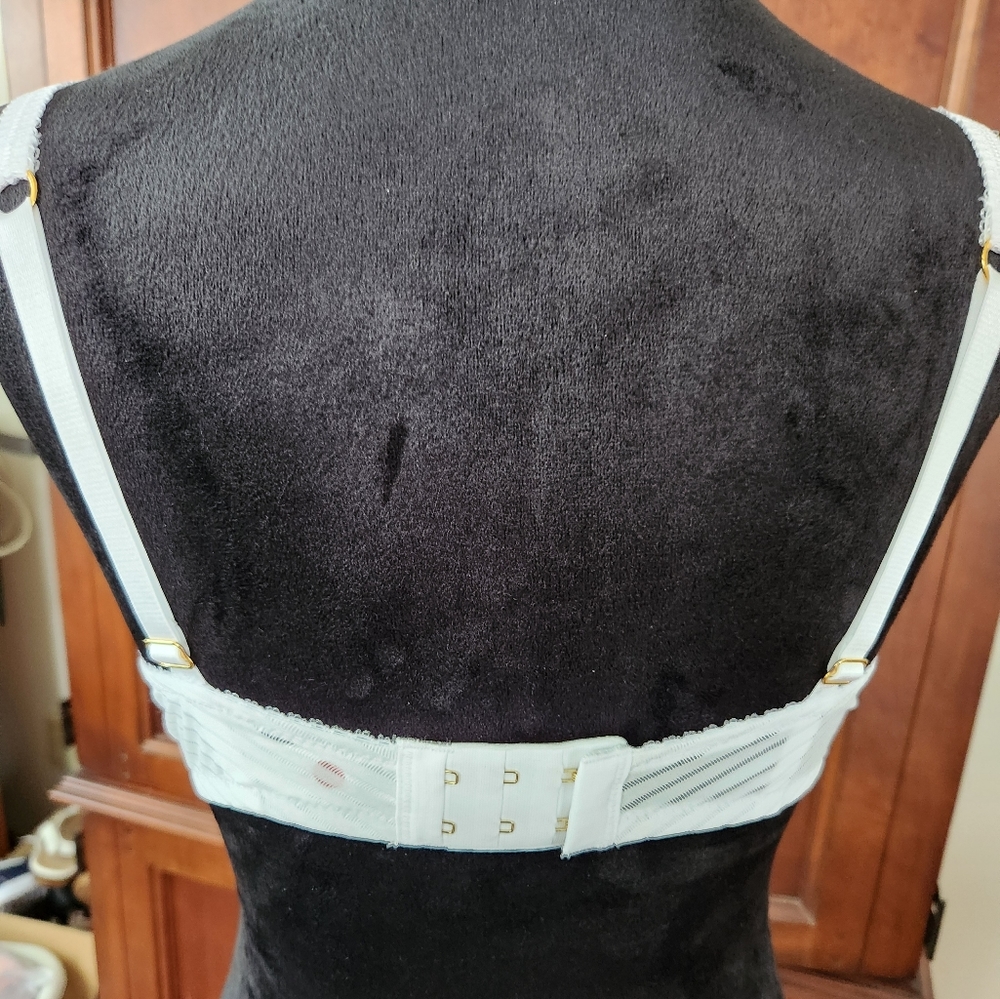 Lacy bra - Picture 4 of 6